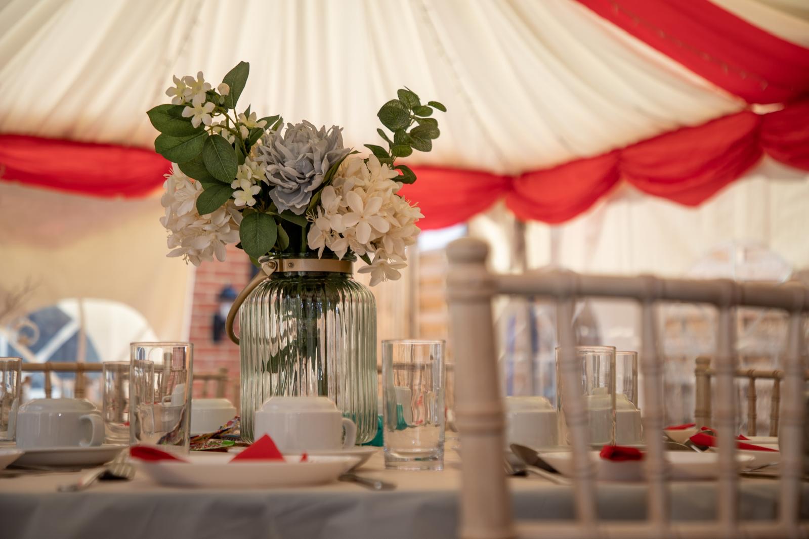 Floral centrepiece table setting — Regiis Events