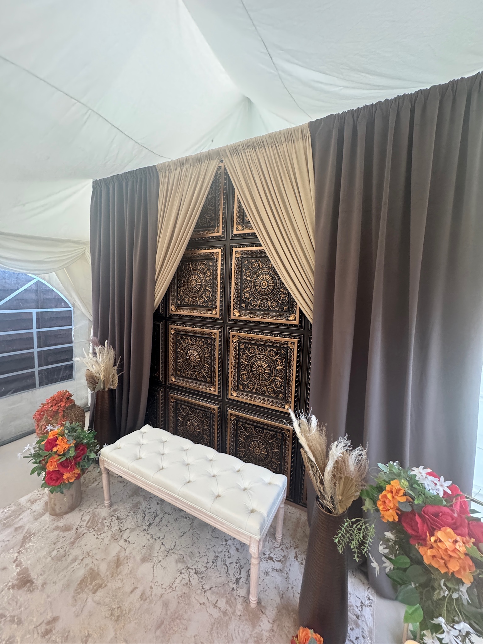 Medallion backdrop with draping — Regiis Events